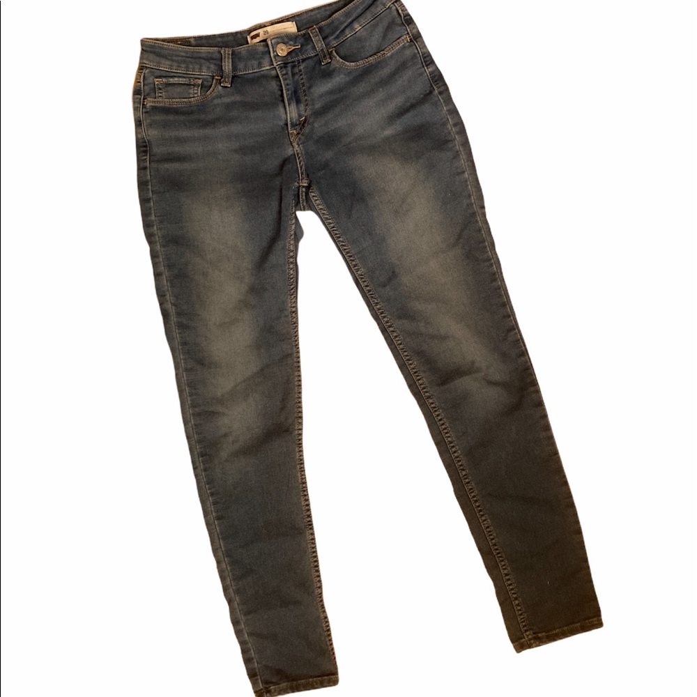 Levi’s. The true American staple. Skinny mid rise